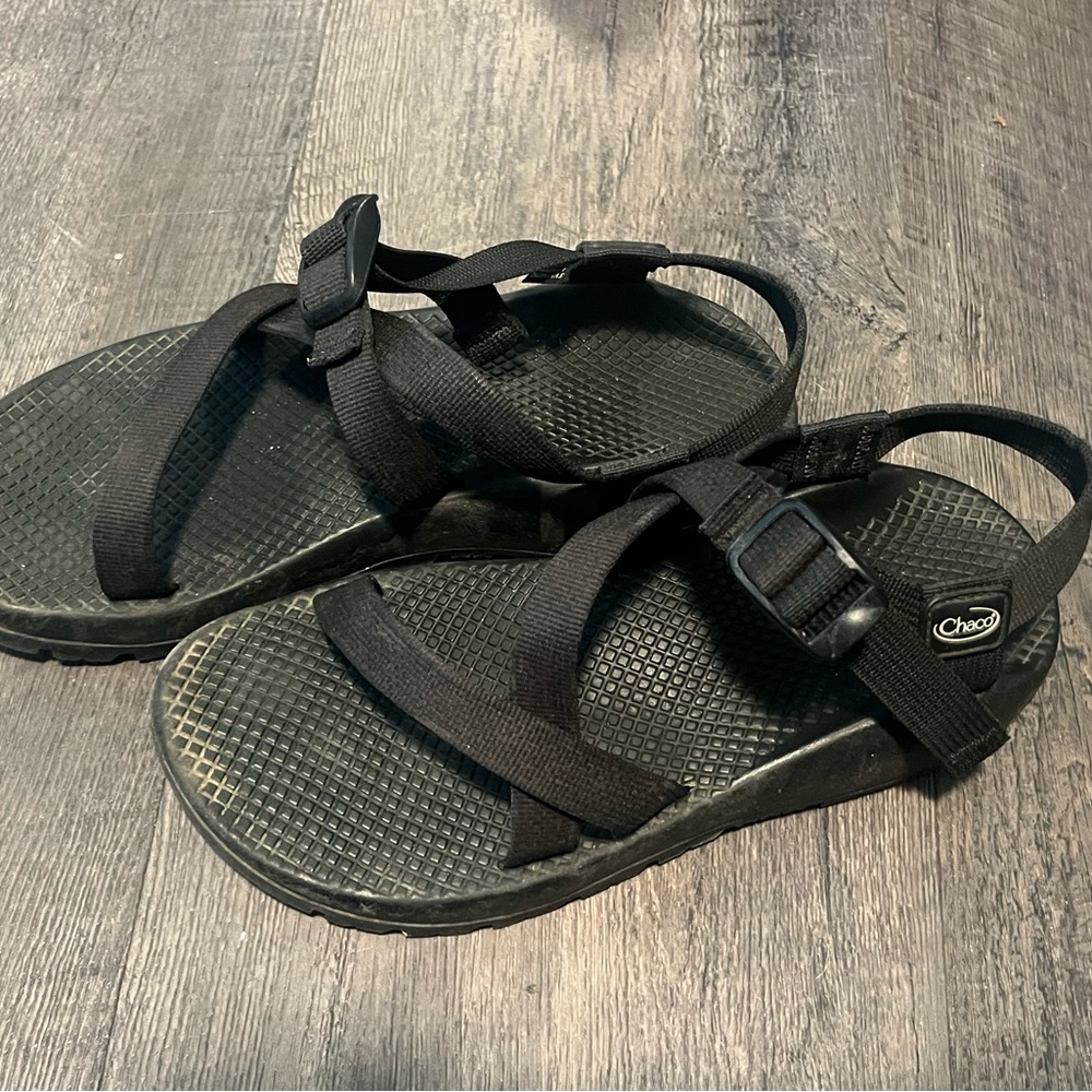 Women’s 8 all black Chacaos